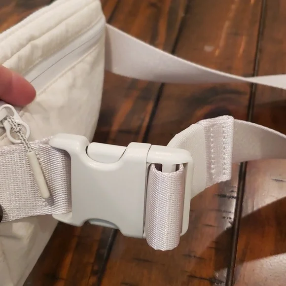 NWOT white opal everywhere belt bag - Picture 8 of 10